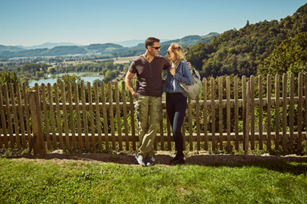 Paar-Zaun-Aussicht-Copyright-StephanFriesinger