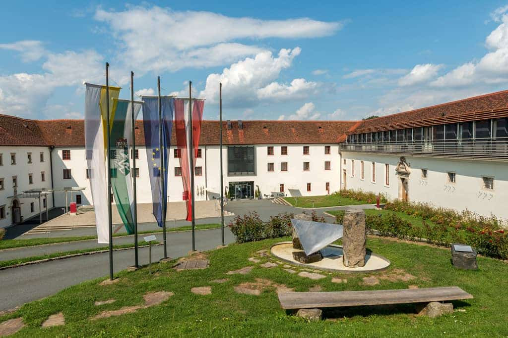 Lower-Castle-Courtyard-2-Copyright-StefanKristoferitsch