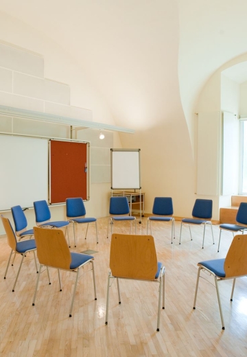 Seminarraum3 mit Sesselkreis, Tafel und Flip Chart
