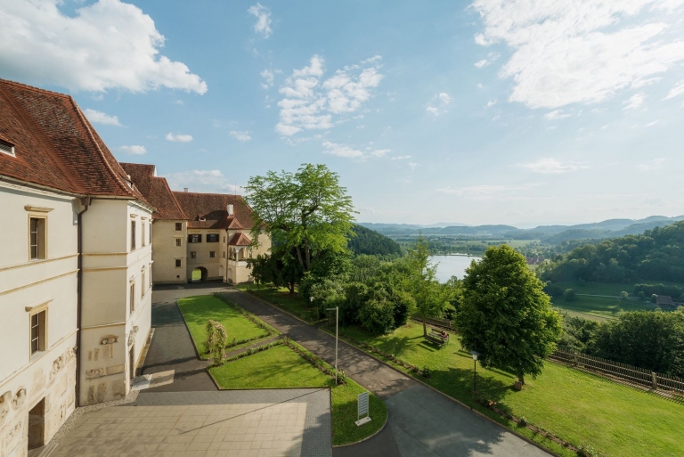 Oberschloss von Schloss Seggau mit Blick auf den Sulmsee