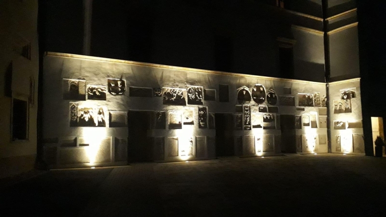Lapidarium bei Nacht. Die Römersteine sind von unten beleuchtet