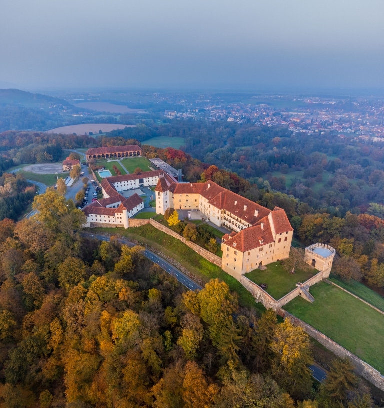 Panoramaaufnahme von oben von Schloss Seggau mit Blick über die Südsteiermark.