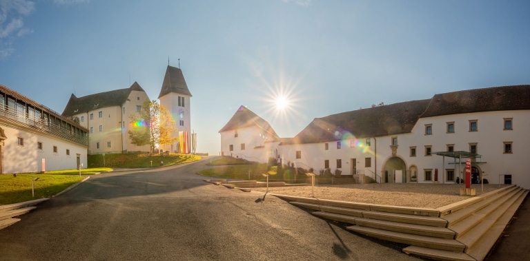 Unterer Schlosshof-Blick von der SchlossTaverne von Schloss Seggau Richtung Brennertrakt im Herbst.