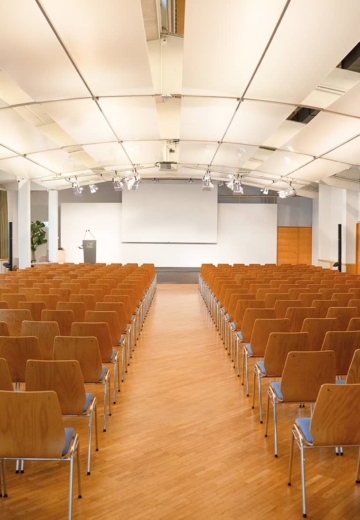 Kongress Saal im Seminarhotel Schloss Seggau, mit einer Größe von 253 m², 12,6 x 20,1 m und einer Raumhöhe von 4 m.