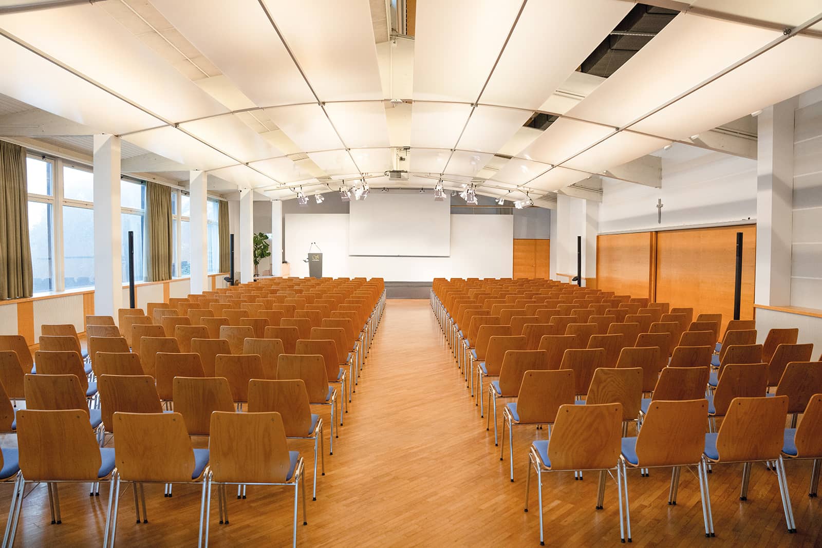 Kongress Saal im Seminarhotel Schloss Seggau, mit einer Größe von 253 m², 12,6 x 20,1 m und einer Raumhöhe von 4 m.