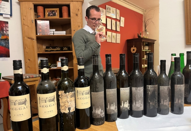 Diplom- Sommelier und Weinberater Karl-Friedrich Noack bei der Verkostung der Seggauer Altweine im Bischöflichen Weinkeller