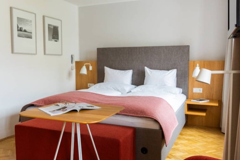 Klassik Doppelzimmer mit Ablagemöglichkeit und Nachtlicht.
