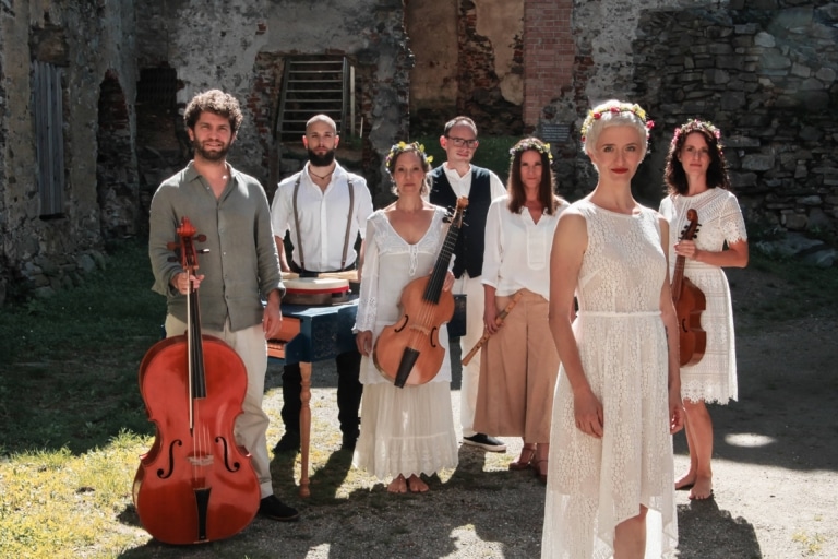 The award-winning music group Quadriga Consort will bring a distinctive sound with influences from early music, folk and pop to the old walls in southern Styria with their concert Midsummer on September 15, 2024 as part of the Seggau Castle Matinees in the Episcopal Wine Cellar at Seggau Castle, Leibnitz.