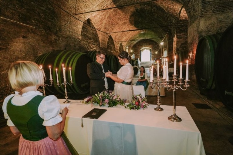 Geben Sie Ihr Ja-Wort vor dem Altar im einzigartigen Bischöflichen Weinkeller Schloss Seggau in der Südsteiermark. Erleben Sie als Brautpaar eine einzigartige standesamtliche Trauung, welche Ihnen in ewiger Erinnerung bleiben wird.