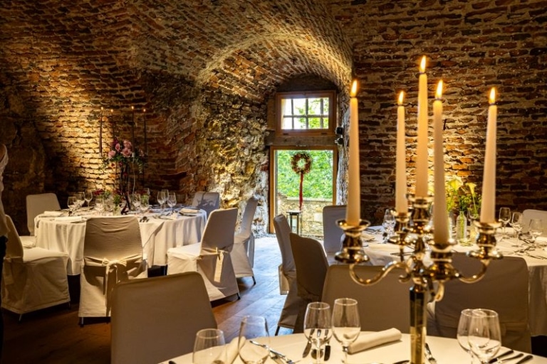 Einen romantischeren Ort für Ihre Hochzeit, als den alten Gewölbekeller des Schloss Seggau, finden Sie in der Südsteiermark kein zweites Mal. Diese exklusive Location für Ihre Festtafel besticht mit ihrer Einzigartigkeit, Romantik und dem speziellen Extra.