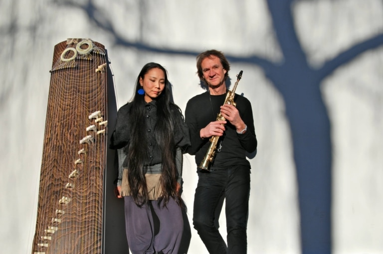 Rhythmic passages, concise melodies and cross-genre improvisations, supported by the unique sound of soprano saxophone, koto (Japanese arched board zither) and voice make the concert by Karin Nakagawa and Hans Tutzer on 26 January 2025 in the Gewölbekeller Schloss Seggau, Leibnitz, unique.