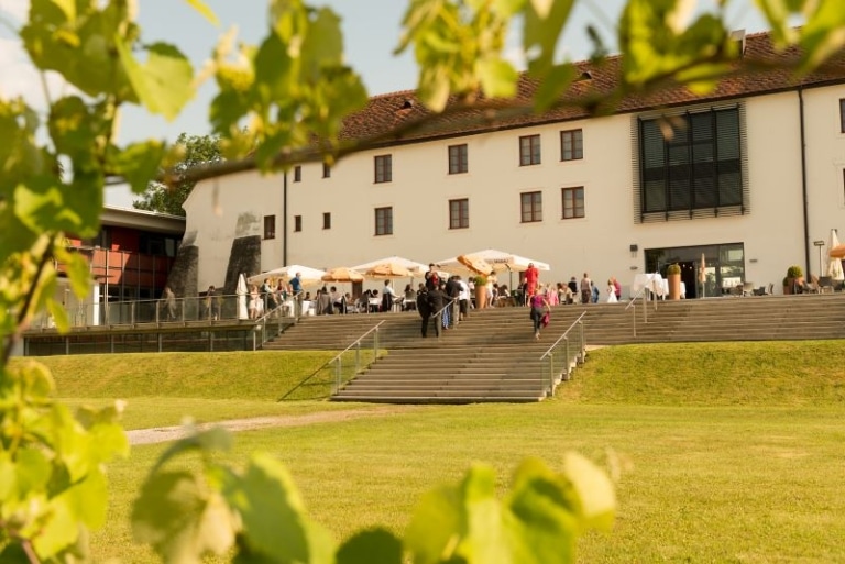 Stiegenaufgang zur Schlosstaverne von Schloss Seggau in der Südsteiermark