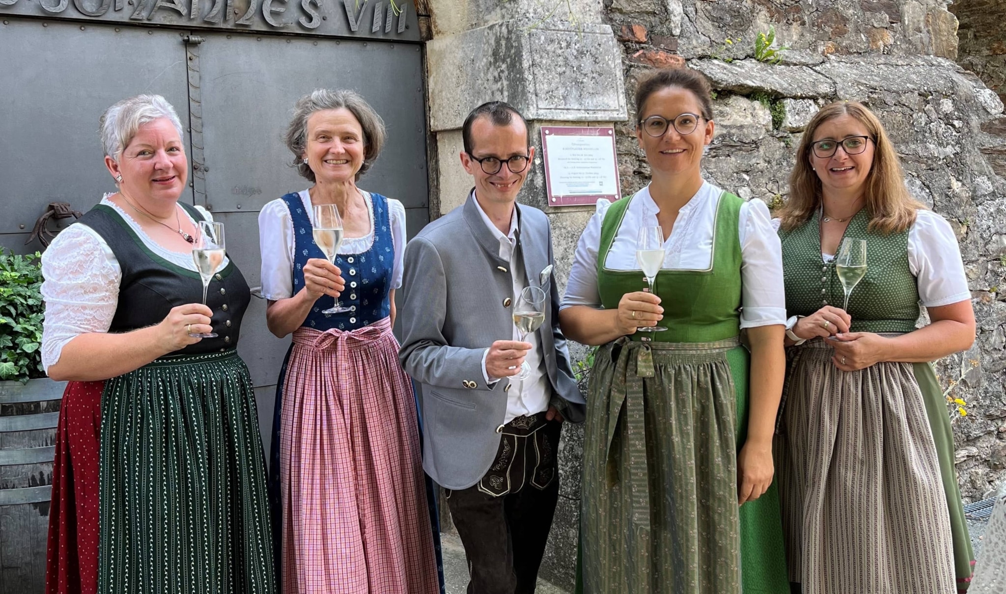 Das Weinkeller Team vom Schloss Seggau begrüßt Sie herzlich