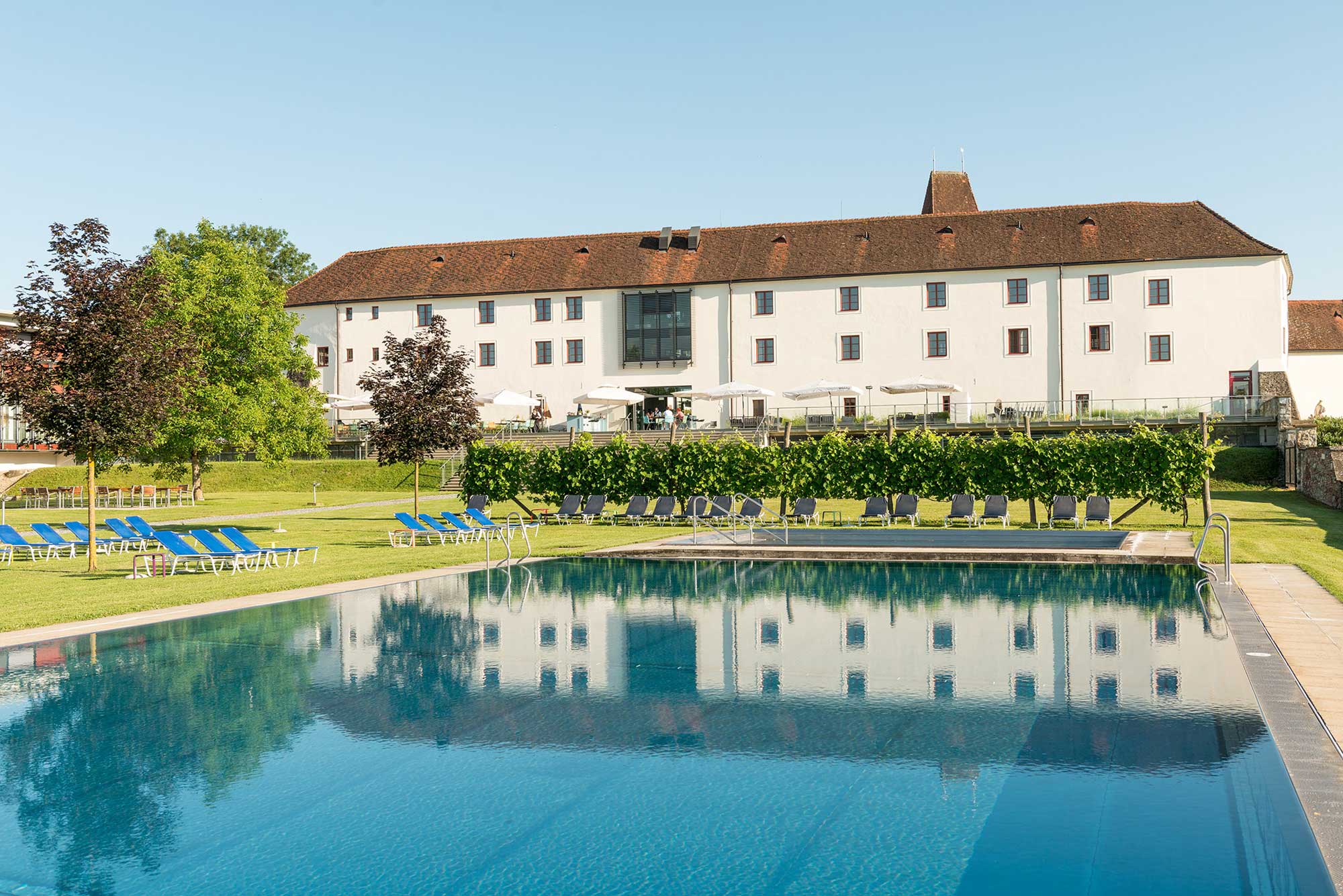 Blick über das Schlosspool und der Weinrebenhecke auf die Schloss Terrasse