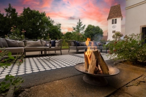 Enjoy unforgettable moments by the warming fire bowl at your outdoor lounge. This highlight will make your wedding at Seggau Castle in southern Styria unforgettable.