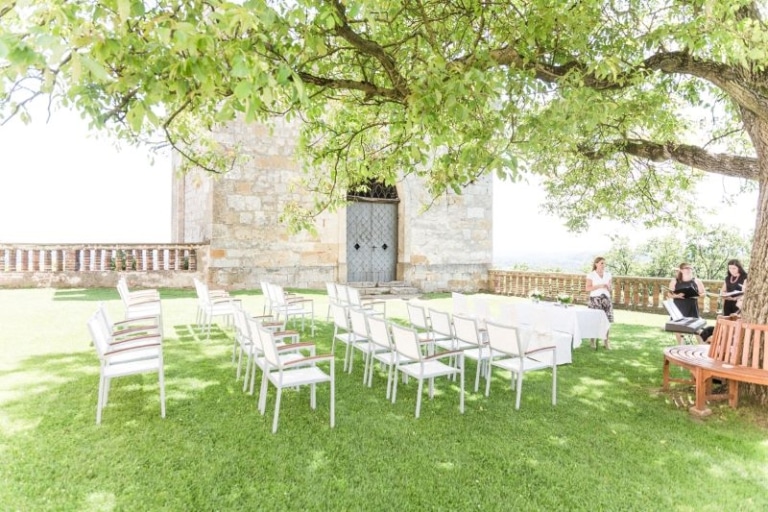 For your outdoor wedding ceremony, we recommend our romantic Glockenwiese with a dreamy view over southern Styria and the vineyards of the Sulmtal.