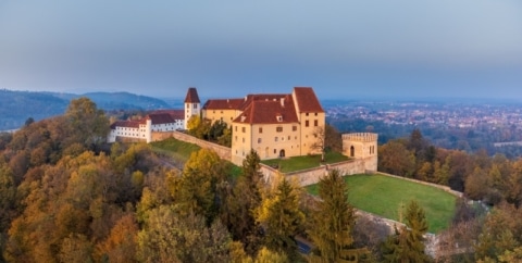 Wonderful view over the unique Seggau Castle in the Sulmtal valley in breathtaking Styria. Experience a relaxing stay at the hotel and enjoy the castle grounds as well as the vineyards of southern Styria.