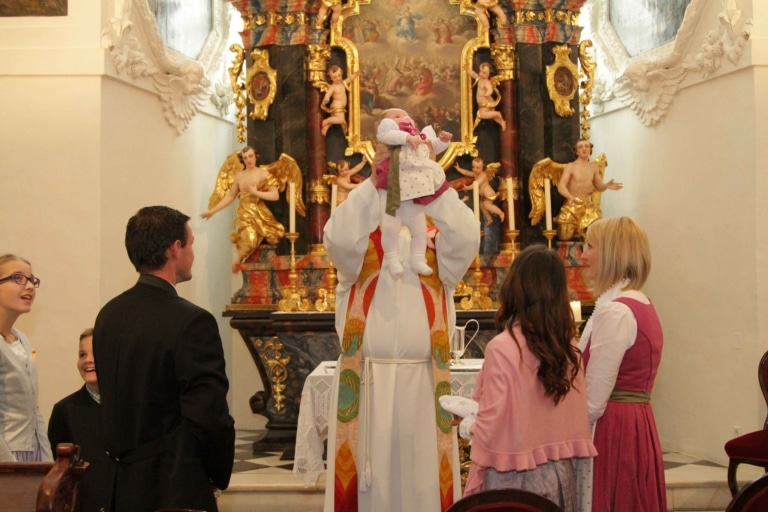 Celebrate your christening in the castle chapel of Seggau Castle in beautiful southern Styria. The baroque St Mary's Chapel impresses with its frescoes and vaults. It offers enough space for all guests.