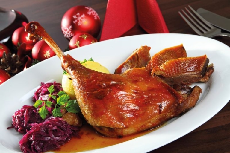 Enjoy our traditional goose dinner at Seggau Castle from 7- 9 November 2025. Our castle tavern will spoil you with a delicious pasture-raised goose with orange-rosemary juices, apple and red cabbage, Schupfnudeln, fried dumplings napkin dumplings and stuffed baked apple with cranberries. Gourmet price € 34,90