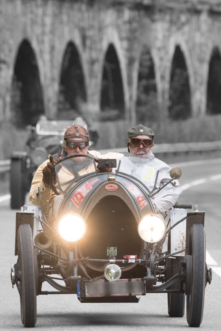 Ein Oldtimer fährt auf einer kurvigen Straße auf der Weinstraße. Die Südsteiermark Classic macht am 24. April 2025 um ca. 16:00 Uhr auch einen Stopp auf Schloss Seggau.